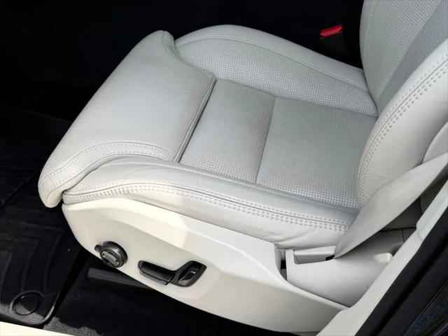 2024 Volvo XC60 Recharge T8 Ultimate Dark Theme