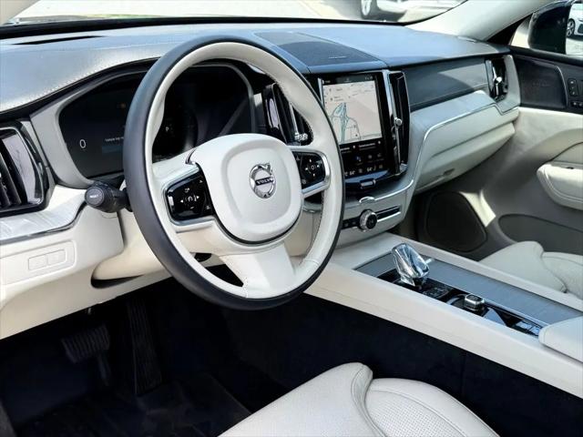 2024 Volvo XC60 Recharge T8 Ultimate Dark Theme