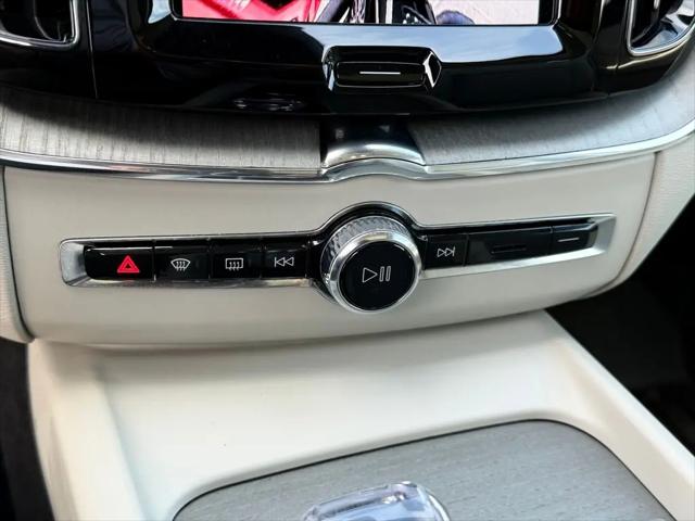 2024 Volvo XC60 Recharge T8 Ultimate Dark Theme