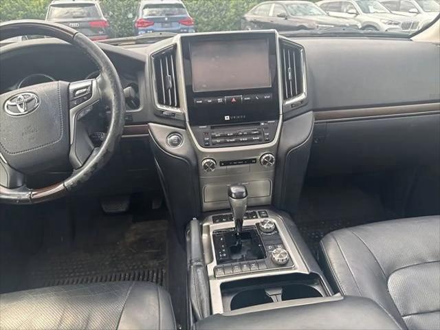 2016 Toyota Land Cruiser V8