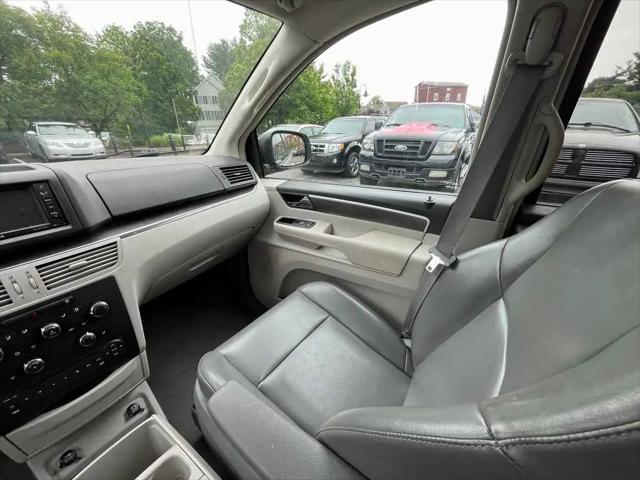 2010 Volkswagen Routan SE