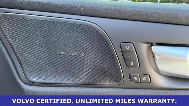 2024 Volvo S60 Recharge T8 Ultimate Dark Theme