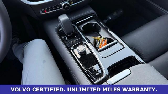 2024 Volvo S60 Recharge T8 Ultimate Dark Theme