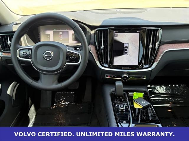 2024 Volvo S60 Recharge T8 Ultimate Dark Theme