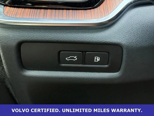 2024 Volvo S60 Recharge T8 Ultimate Dark Theme