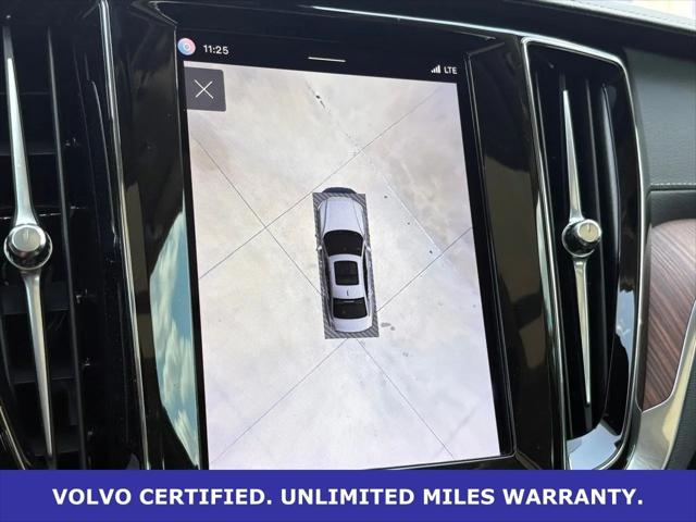 2024 Volvo S60 Recharge T8 Ultimate Dark Theme