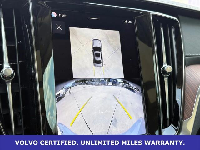 2024 Volvo S60 Recharge T8 Ultimate Dark Theme