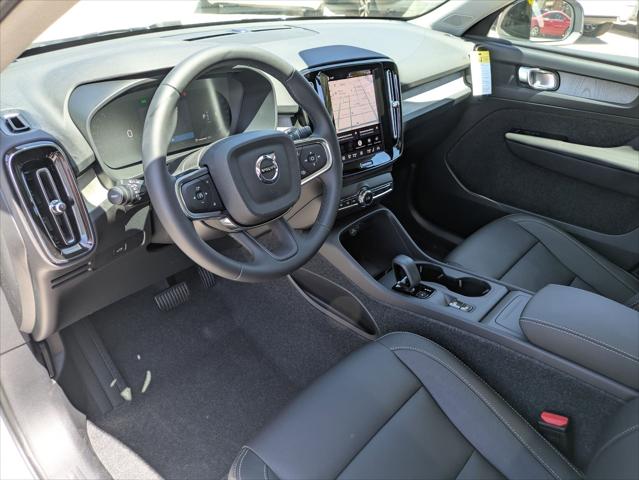 2026 Volvo XC40 Core, B5 AWD Gas (mild hybrid), Dark
