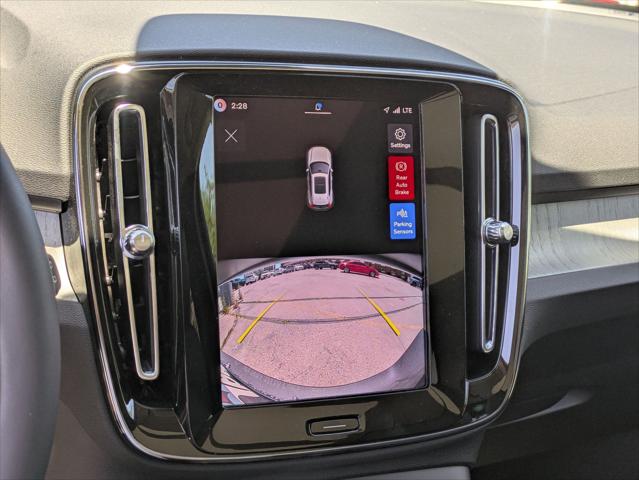 2026 Volvo XC40 Core, B5 AWD Gas (mild hybrid), Dark