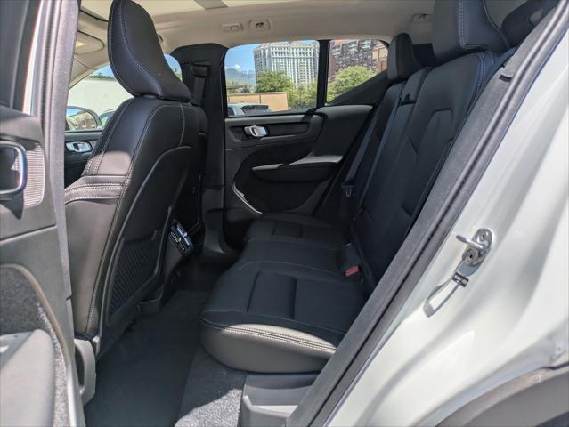 2026 Volvo XC40 Core, B5 AWD Gas (mild hybrid), Dark
