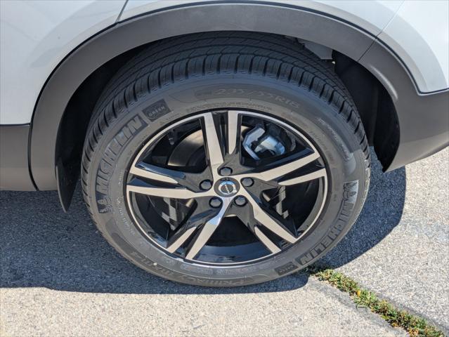 2026 Volvo XC40 Core, B5 AWD Gas (mild hybrid), Dark