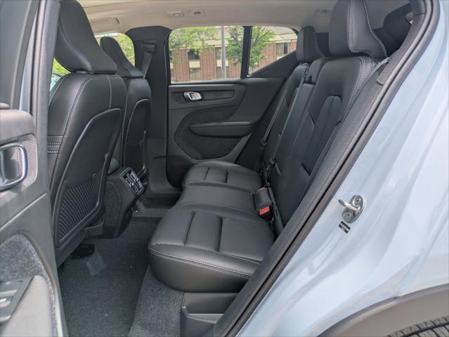 2026 Volvo XC40 Plus, B5 AWD Gas (mild hybrid), Dark