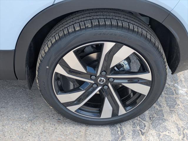 2026 Volvo XC40 Plus, B5 AWD Gas (mild hybrid), Dark