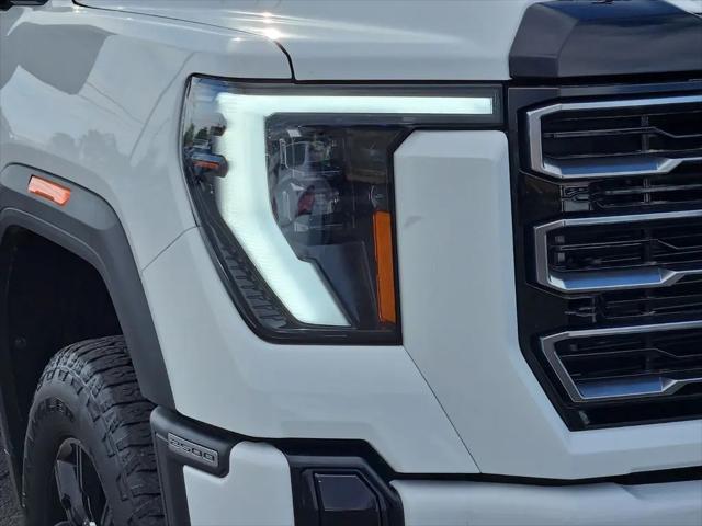 2025 GMC Sierra 2500HD 4WD Crew Cab Standard Bed AT4