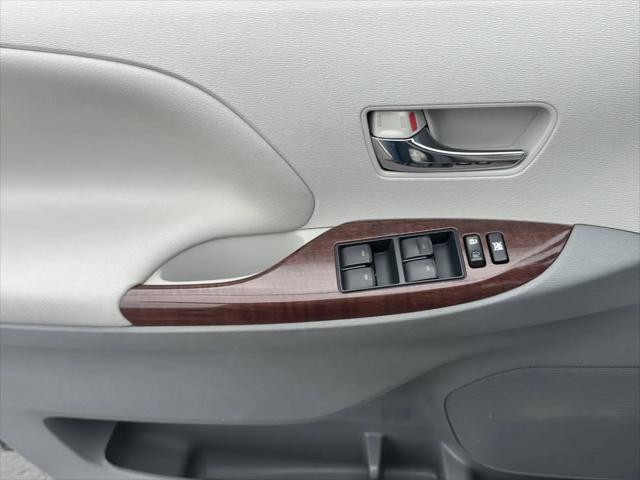 2014 Toyota Sienna XLE V6 8 Passenger