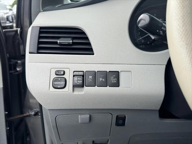 2014 Toyota Sienna XLE V6 8 Passenger