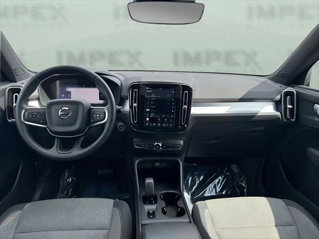 2025 Volvo XC40 B5 Core Bright Theme