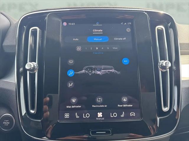 2025 Volvo XC40 B5 Core Bright Theme