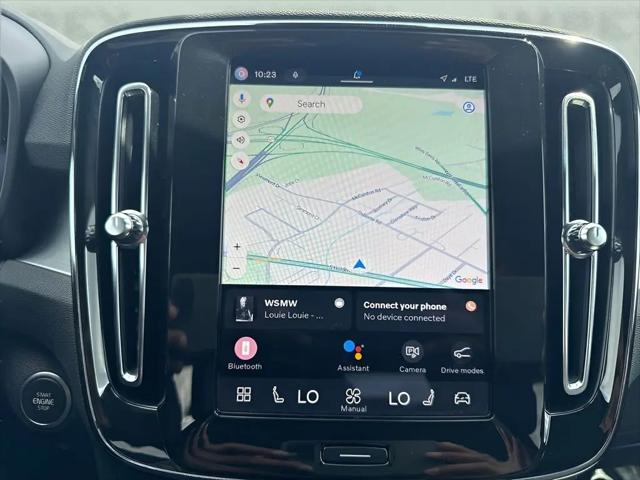 2025 Volvo XC40 B5 Core Bright Theme