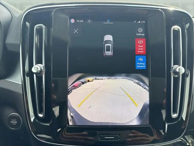 2025 Volvo XC40 B5 Core Bright Theme