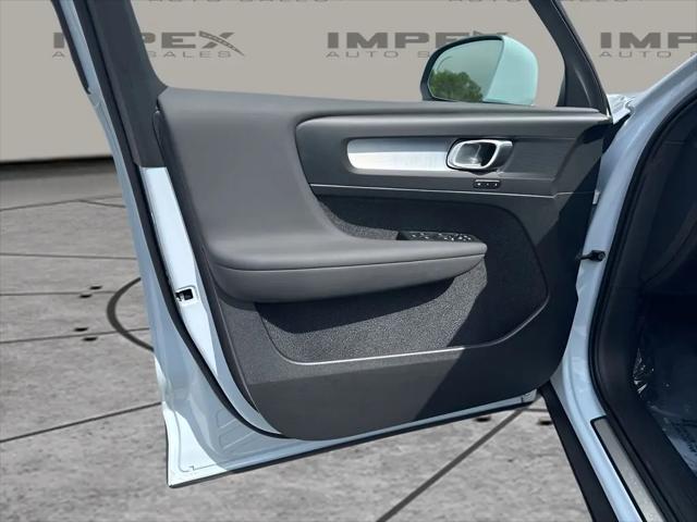 2025 Volvo XC40 B5 Core Bright Theme