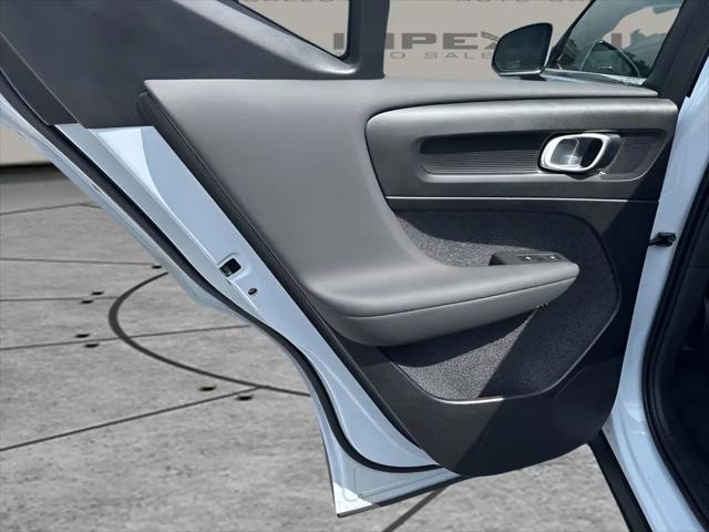2025 Volvo XC40 B5 Core Bright Theme