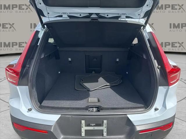 2025 Volvo XC40 B5 Core Bright Theme