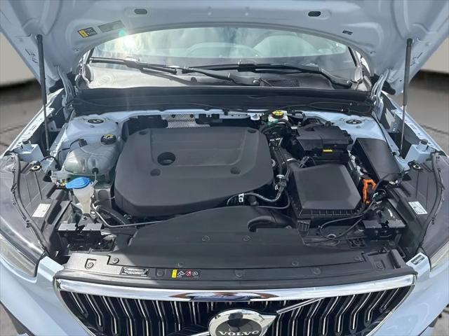 2025 Volvo XC40 B5 Core Bright Theme