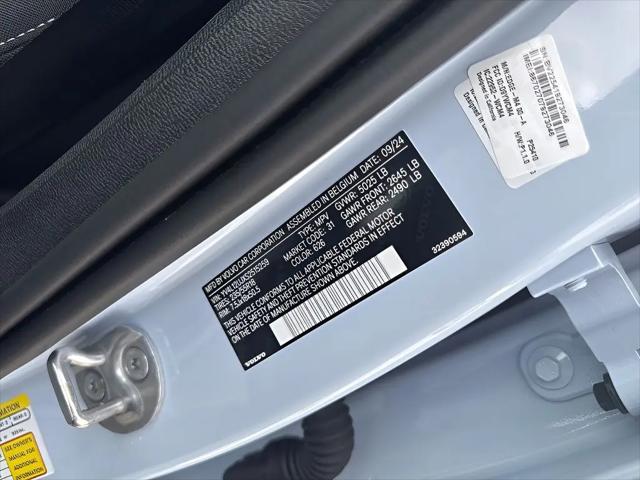 2025 Volvo XC40 B5 Core Bright Theme