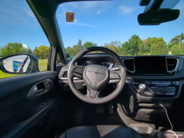 2022 Chrysler Pacifica Hybrid Touring L