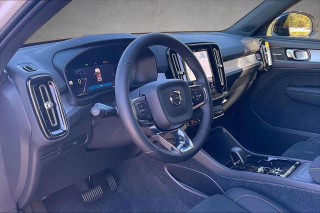 2026 Volvo XC40 Black Edition Ultra, B5 AWD Gas (mild hybrid)