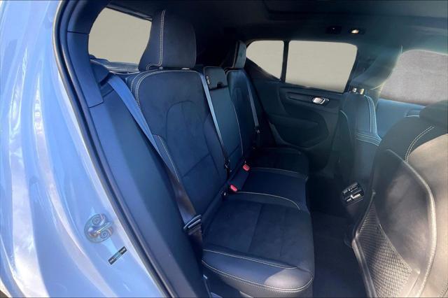 2026 Volvo XC40 Black Edition Ultra, B5 AWD Gas (mild hybrid)