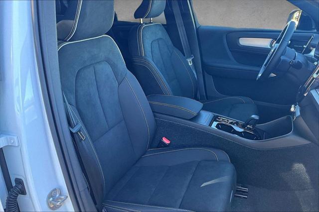 2026 Volvo XC40 Black Edition Ultra, B5 AWD Gas (mild hybrid)
