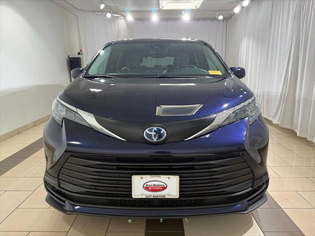 2025 Toyota Sienna LE