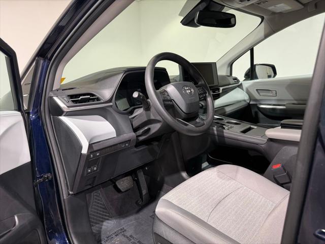 2025 Toyota Sienna LE