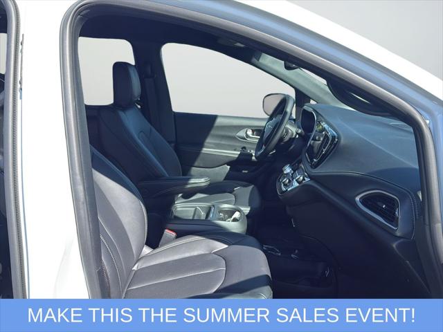 2027 Chrysler Pacifica Select
