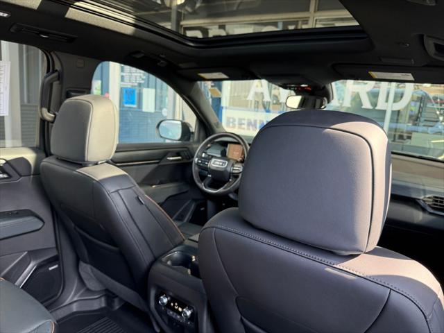 2025 GMC Acadia AWD AT4
