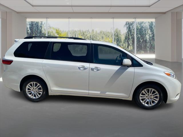 2017 Toyota Sienna XLE 8 Passenger