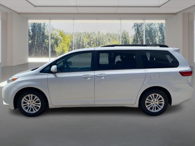 2017 Toyota Sienna XLE 8 Passenger