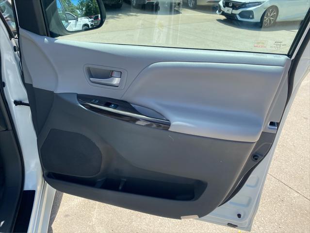2017 Toyota Sienna XLE 8 Passenger