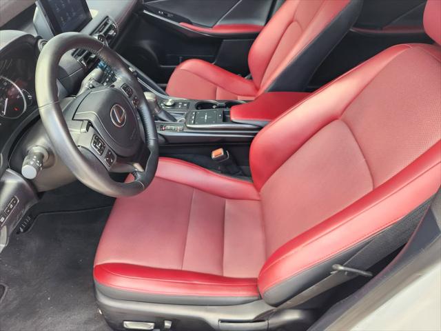 2024 Lexus IS 300 - Photo 13
