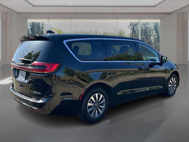 2024 Chrysler Pacifica Hybrid Select