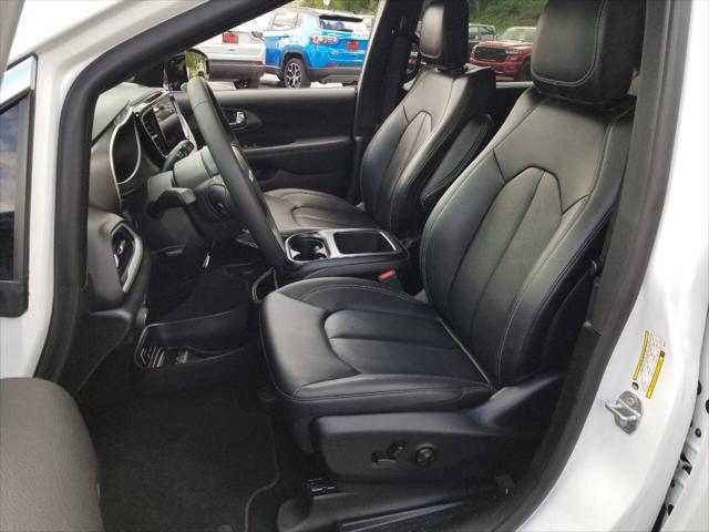 2025 Chrysler Voyager LX