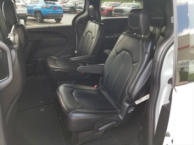 2025 Chrysler Voyager LX