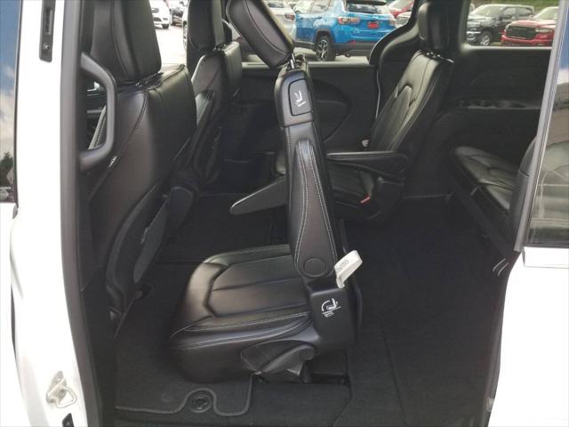 2025 Chrysler Voyager LX