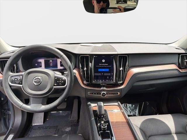 2023 Volvo XC60 B5 Plus Dark Theme