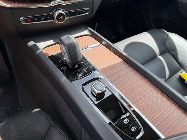 2023 Volvo XC60 B5 Plus Dark Theme