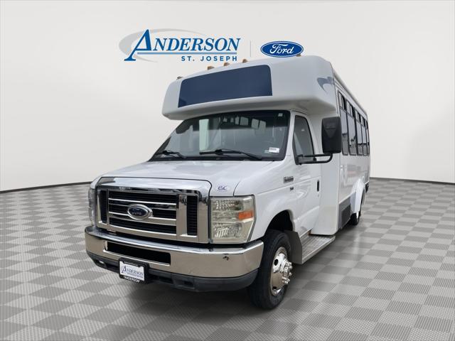 2009 Ford E-350 Cutaway E-350 Super Duty 138 5-Spd SRW for sale in Saint Joseph, MO