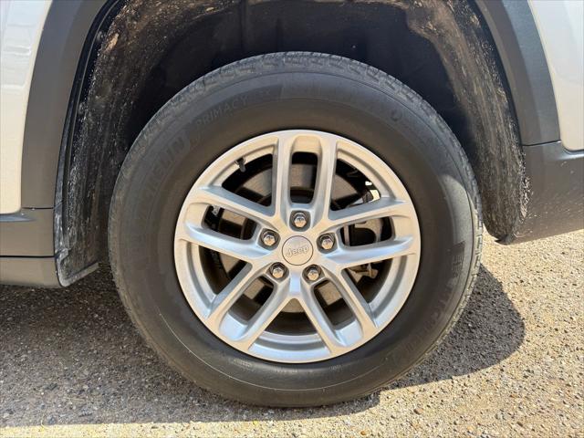 2023 Jeep Grand Cherokee L Laredo 4x2