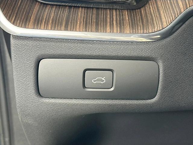 2023 Volvo XC60 B5 Ultimate Dark Theme